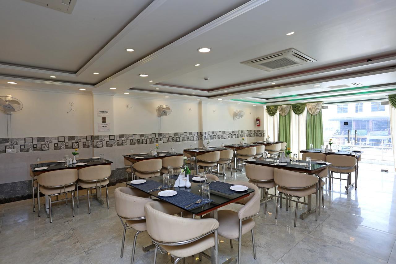 Oyo 11306 Ss Hotel Gorakhpur Esterno foto